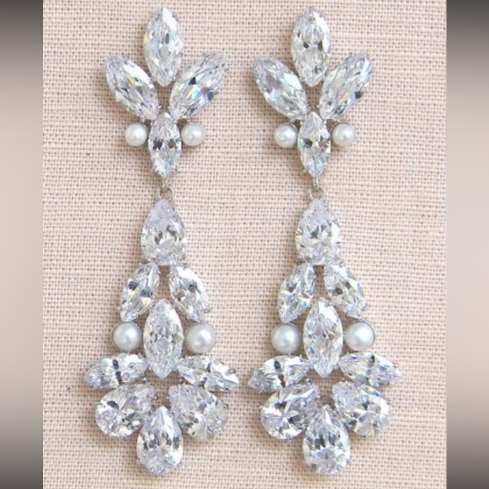 🆕 Vintage Style Pearl & Crystal Earrings